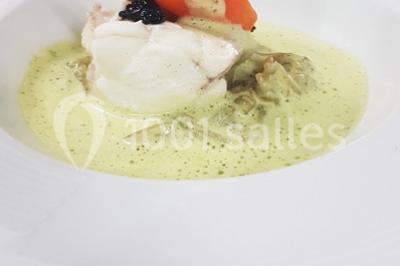 Plateau de canapés variés comprenant des bouchées salées et sucrées, disposées sur une table en inox.