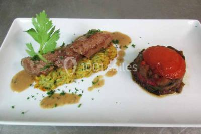 Plateau de canapés variés comprenant des bouchées salées et sucrées, disposées sur une table en inox.