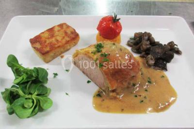 Plateau de canapés variés comprenant des bouchées salées et sucrées, disposées sur une table en inox.