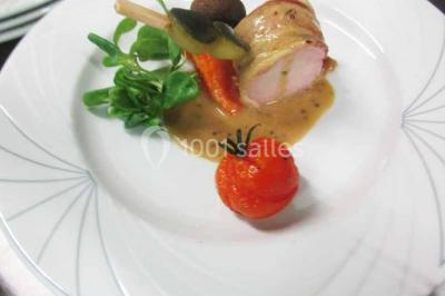 Plateau de canapés variés comprenant des bouchées salées et sucrées, disposées sur une table en inox.