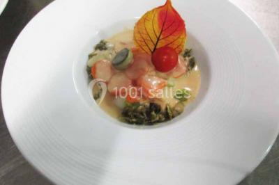 Plateau de canapés variés comprenant des bouchées salées et sucrées, disposées sur une table en inox.