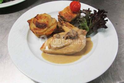 Plateau de canapés variés comprenant des bouchées salées et sucrées, disposées sur une table en inox.