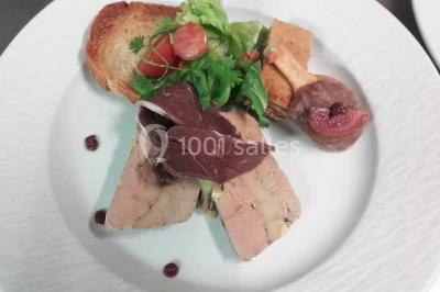 Plateau de canapés variés comprenant des bouchées salées et sucrées, disposées sur une table en inox.