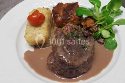 Plateau de canapés variés comprenant des bouchées salées et sucrées, disposées sur une table en inox.