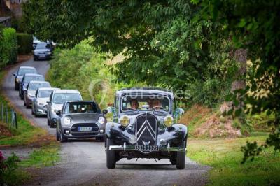Plateau de canapés variés comprenant des bouchées salées et sucrées, disposées sur une table en inox.