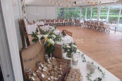 Plateau de canapés variés comprenant des bouchées salées et sucrées, disposées sur une table en inox.