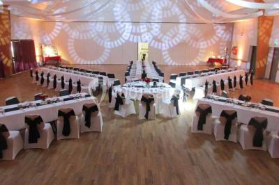 Plateau de canapés variés comprenant des bouchées salées et sucrées, disposées sur une table en inox.