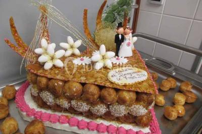 Plateau de canapés variés comprenant des bouchées salées et sucrées, disposées sur une table en inox.