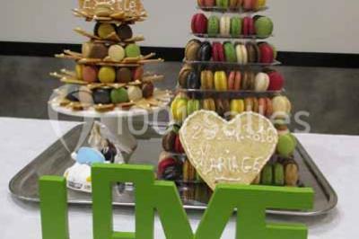 Plateau de canapés variés comprenant des bouchées salées et sucrées, disposées sur une table en inox.