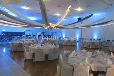 Plateau de canapés variés comprenant des bouchées salées et sucrées, disposées sur une table en inox.