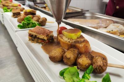 Plateau de canapés variés comprenant des bouchées salées et sucrées, disposées sur une table en inox.