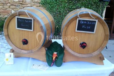 Miniature Traiteur Limas (Rhône) - Marc et Sophie Traiteur Cuisine & Services #2 Tour de choux décorée avec des fleurs et des étincelles, entourée de desserts sur une table de réception.