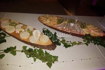 Miniature Traiteur Limas (Rhône) - Marc et Sophie Traiteur Cuisine & Services #4 Tour de choux décorée avec des fleurs et des étincelles, entourée de desserts sur une table de réception.