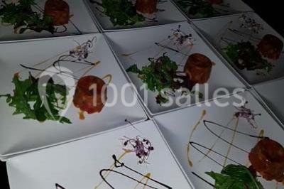 Miniature Traiteur Limas (Rhône) - Marc et Sophie Traiteur Cuisine & Services #6 Tour de choux décorée avec des fleurs et des étincelles, entourée de desserts sur une table de réception.