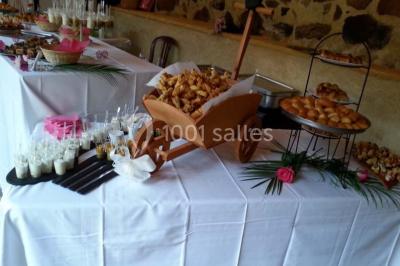 Miniature Traiteur Limas (Rhône) - Marc et Sophie Traiteur Cuisine & Services #7 Tour de choux décorée avec des fleurs et des étincelles, entourée de desserts sur une table de réception.