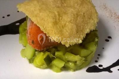 Miniature Traiteur Limas (Rhône) - Marc et Sophie Traiteur Cuisine & Services #9 Tour de choux décorée avec des fleurs et des étincelles, entourée de desserts sur une table de réception.