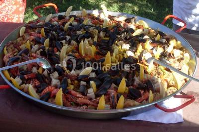 Miniature Traiteur Limas (Rhône) - Marc et Sophie Traiteur Cuisine & Services #11 Tour de choux décorée avec des fleurs et des étincelles, entourée de desserts sur une table de réception.