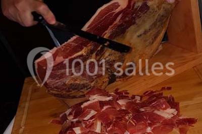 Miniature Traiteur Limas (Rhône) - Marc et Sophie Traiteur Cuisine & Services #12 Tour de choux décorée avec des fleurs et des étincelles, entourée de desserts sur une table de réception.