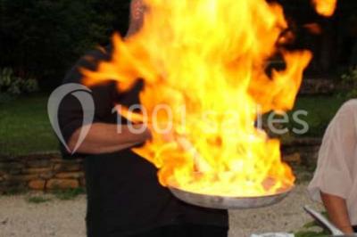 Miniature Traiteur Limas (Rhône) - Marc et Sophie Traiteur Cuisine & Services #13 Tour de choux décorée avec des fleurs et des étincelles, entourée de desserts sur une table de réception.
