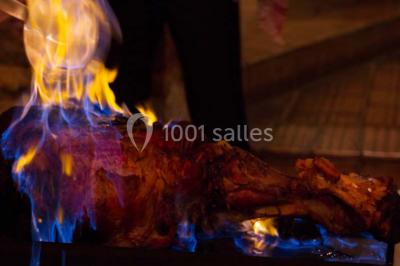 Miniature Traiteur Limas (Rhône) - Marc et Sophie Traiteur Cuisine & Services #14 Tour de choux décorée avec des fleurs et des étincelles, entourée de desserts sur une table de réception.