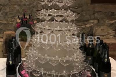 Miniature Traiteur Limas (Rhône) - Marc et Sophie Traiteur Cuisine & Services #15 Tour de choux décorée avec des fleurs et des étincelles, entourée de desserts sur une table de réception.