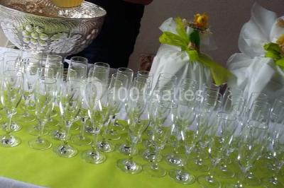 Miniature Traiteur Limas (Rhône) - Marc et Sophie Traiteur Cuisine & Services #16 Tour de choux décorée avec des fleurs et des étincelles, entourée de desserts sur une table de réception.