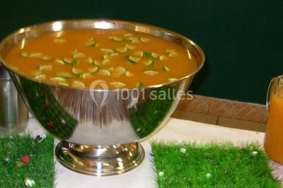 Miniature Traiteur Limas (Rhône) - Marc et Sophie Traiteur Cuisine & Services #17 Tour de choux décorée avec des fleurs et des étincelles, entourée de desserts sur une table de réception.