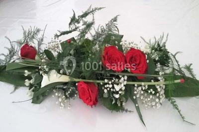 Miniature Traiteur Limas (Rhône) - Marc et Sophie Traiteur Cuisine & Services #19 Tour de choux décorée avec des fleurs et des étincelles, entourée de desserts sur une table de réception.