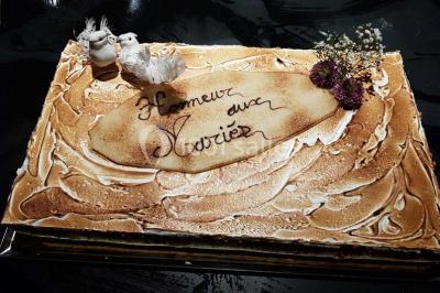 Miniature Traiteur Limas (Rhône) - Marc et Sophie Traiteur Cuisine & Services #21 Tour de choux décorée avec des fleurs et des étincelles, entourée de desserts sur une table de réception.