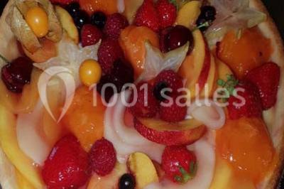 Miniature Traiteur Limas (Rhône) - Marc et Sophie Traiteur Cuisine & Services #22 Tour de choux décorée avec des fleurs et des étincelles, entourée de desserts sur une table de réception.