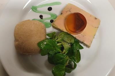 Miniature Traiteur Limas (Rhône) - Marc et Sophie Traiteur Cuisine & Services #25 Tour de choux décorée avec des fleurs et des étincelles, entourée de desserts sur une table de réception.