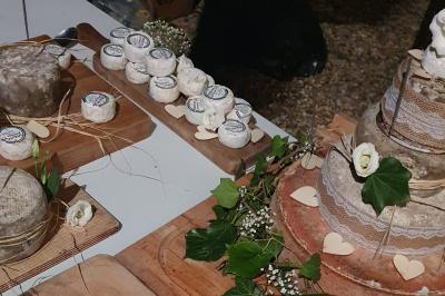 Miniature Traiteur Limas (Rhône) - Marc et Sophie Traiteur Cuisine & Services #27 Tour de choux décorée avec des fleurs et des étincelles, entourée de desserts sur une table de réception.