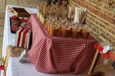 Miniature Traiteur Limas (Rhône) - Marc et Sophie Traiteur Cuisine & Services #30 Tour de choux décorée avec des fleurs et des étincelles, entourée de desserts sur une table de réception.