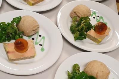 Miniature Traiteur Limas (Rhône) - Marc et Sophie Traiteur Cuisine & Services #32 Tour de choux décorée avec des fleurs et des étincelles, entourée de desserts sur une table de réception.