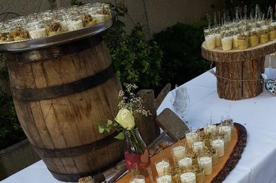 Miniature Traiteur Limas (Rhône) - Marc et Sophie Traiteur Cuisine & Services #35 Tour de choux décorée avec des fleurs et des étincelles, entourée de desserts sur une table de réception.