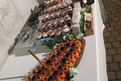 Miniature Traiteur Limas (Rhône) - Marc et Sophie Traiteur Cuisine & Services #19 Un camion de traiteur avec des illustrations culinaires, accompagné de personnes préparant et servant des plats.