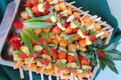 Miniature Traiteur Limas (Rhône) - Marc et Sophie Traiteur Cuisine & Services #11 Un camion de traiteur avec des illustrations culinaires, accompagné de personnes préparant et servant des plats.