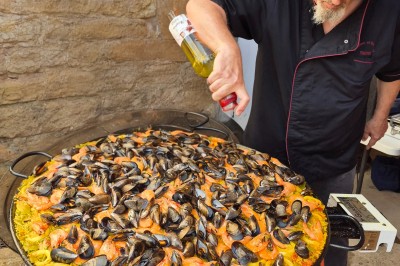 Miniature Traiteur Limas (Rhône) - Marc et Sophie Traiteur Cuisine & Services #13 Un camion de traiteur avec des illustrations culinaires, accompagné de personnes préparant et servant des plats.