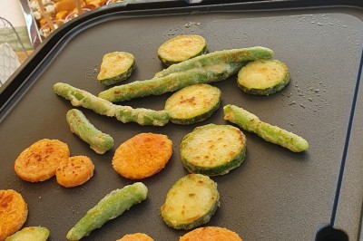 Miniature Traiteur Limas (Rhône) - Marc et Sophie Traiteur Cuisine & Services #30 Un camion de traiteur avec des illustrations culinaires, accompagné de personnes préparant et servant des plats.