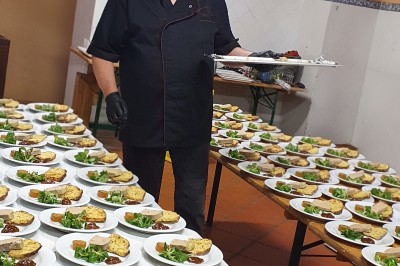 Miniature Traiteur Limas (Rhône) - Marc et Sophie Traiteur Cuisine & Services #31 Un camion de traiteur avec des illustrations culinaires, accompagné de personnes préparant et servant des plats.