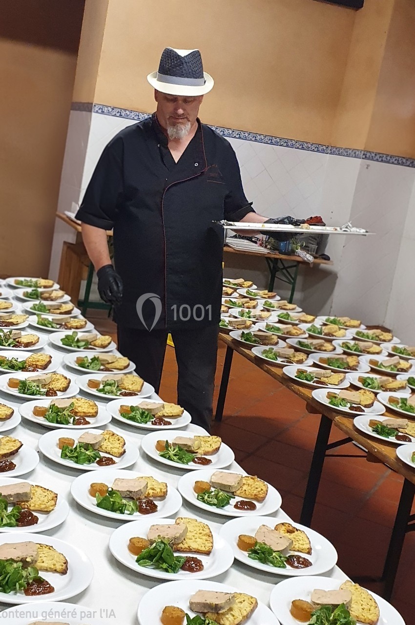 Un chef en tenue noire sert des assiettes dressées avec soin, alignées sur des tables dans une grande salle.