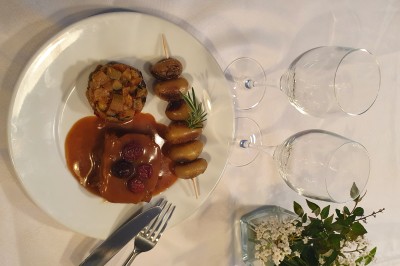 Miniature Traiteur Limas (Rhône) - Marc et Sophie Traiteur Cuisine & Services #33 Un camion de traiteur avec des illustrations culinaires, accompagné de personnes préparant et servant des plats.