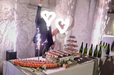 Miniature Traiteur Limas (Rhône) - Marc et Sophie Traiteur Cuisine & Services #34 Un camion de traiteur avec des illustrations culinaires, accompagné de personnes préparant et servant des plats.