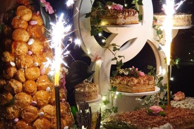 Miniature Traiteur Limas (Rhône) - Marc et Sophie Traiteur Cuisine & Services #36 Un camion de traiteur avec des illustrations culinaires, accompagné de personnes préparant et servant des plats.