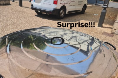 Miniature Traiteur Limas (Rhône) - Marc et Sophie Traiteur Cuisine & Services #12 Un camion de traiteur avec des illustrations culinaires, accompagné de personnes préparant et servant des plats.