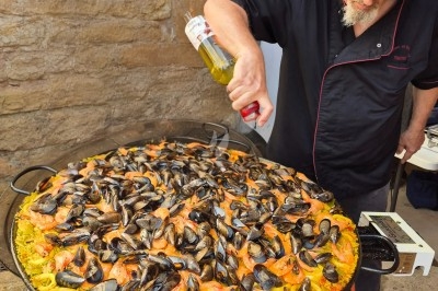 Buffet d'anniversaire en extérieur avec nappes blanches, plats variés, boissons et décor champêtre.
