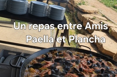 Buffet d'anniversaire en extérieur avec nappes blanches, plats variés, boissons et décor champêtre.