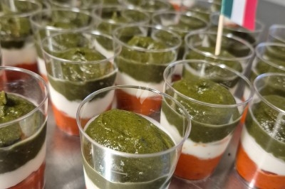 Buffet d'anniversaire en extérieur avec nappes blanches, plats variés, boissons et décor champêtre.