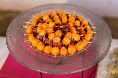 Miniature Traiteur Arnouville-lès-Mantes (Yvelines) - MBRA Traiteur #3 Fontaine à chocolat sur une table de buffet avec des fruits frais et des brochettes en arrière-plan.