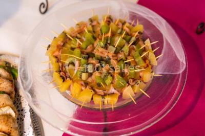 Miniature Traiteur Arnouville-lès-Mantes (Yvelines) - MBRA Traiteur #4 Fontaine à chocolat sur une table de buffet avec des fruits frais et des brochettes en arrière-plan.